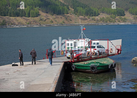 I mondi ultimo lavoro giradischi auto ferry operante tra Glenelg Kylerea e sull'Isola di Skye in occidente delle Highlands Scozzesi. Foto Stock