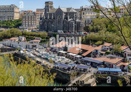 Porto di pesca o di Port Vieux, e la chiesa Sainte Eugenie, Biarritz, Francia, Foto Stock