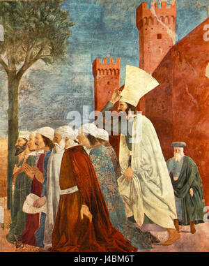 Questo titolo si riferisce all'opera d'arte "esaltazione della Croce" dell'artista italiano Piero, di Arezzo. Probabilmente raffigura il tema religioso della croce, significativo nell'arte cristiana. Foto Stock