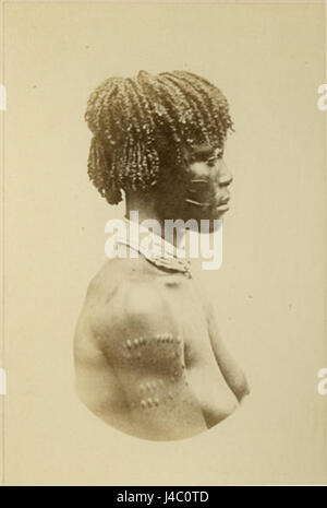 Questo ritratto di Richard Buchta raffigura una donna Zande, parte del gruppo etnico Zande dell'Africa centrale. Gli Zande sono conosciuti per le loro ricche tradizioni culturali e la loro storia. Foto Stock