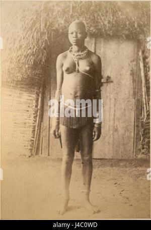 Questo ritratto di Richard Buchta cattura le sembianze di una donna barese, mostrando le caratteristiche distintive e l'abbigliamento culturale del popolo barese del Sudan. L'opera d'arte mette in risalto l'abbigliamento tradizionale e le espressioni centrali dell'identità culturale di Bari. Foto Stock