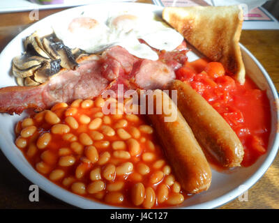 Una tradizionale colazione inglese completa presa in un caffè sul mare. Foto Stock