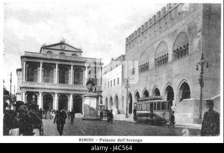 Piazza Cavour a Rimini, in Italia, è una piazza storica conosciuta per la sua architettura e il suo significato culturale. La piazza è circondata da importanti edifici, tra cui il settecentesco Palazzo del PodestÃ e la Chiesa di San Francesco. È un punto centrale per gli eventi locali, offrendo una panoramica sulla ricca storia e la cultura italiana di Rimini. Foto Stock
