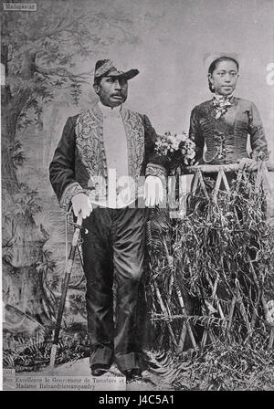Rainandriamampandry, probabilmente un malgascio, e sua moglie sono catturati in una fotografia o un'opera d'arte del 1890-1910. Questa immagine storica può riflettere gli aspetti culturali e sociali della vita in Madagascar durante la fine del XIX secolo e l'inizio del XX secolo. L'immagine fornisce informazioni sul patrimonio malgascio, sull'abbigliamento e sulla società locale durante quell'epoca. Foto Stock