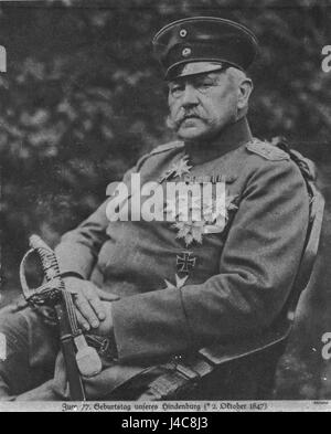 Il *PV Hindenburg*, un dirigibile passeggeri tedesco, era un simbolo iconico dell'aviazione dei primi anni del XX secolo. Questa immagine cattura il dirigibile in volo il 2 ottobre 1924, prima del suo fatidico volo finale nel 1937. Foto Stock