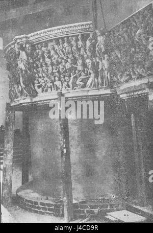 Pulpito Pisa 21 è un riferimento alla famosa Torre Pendente di Pisa, situata a Pisa, in Italia. La torre è rinomata per la sua inclinazione involontaria ed è una delle principali attrazioni turistiche, nota per il suo significato storico e architettonico. Fa parte del complesso del Duomo di Pisa. Foto Stock