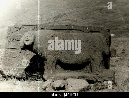 La lapide di ariete nel villaggio di Urud, situata nella regione di Zangezur, è un monumento storico noto per le sue intricate incisioni. Rappresenta il tradizionale khachkar armeno o pietra a croce, un simbolo del patrimonio culturale e dell'artigianato del regionÂ. Foto Stock