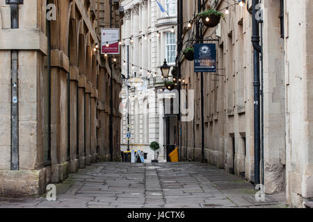 Una strada di ciottoli in corrispondenza del lato di St Nicholas Market, Bristol. Foto Stock