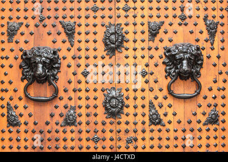 L'ornato decorato battenti della porta sui grandi sportelli anteriori di St Nicholas Market, Bristol. Foto Stock