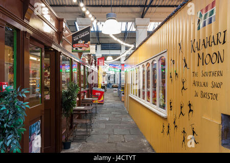 Una vista lungo una delle navate in St Nicholas Market, Bristol. Foto Stock