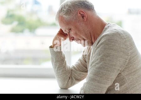 Close up uomo senior pensando Foto Stock