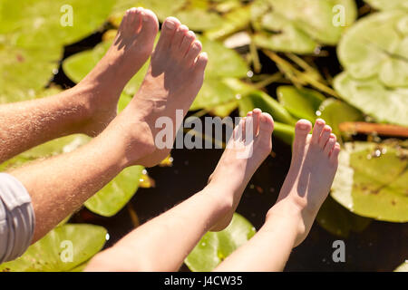 Nonno e nipote piedi oltre il fiume Foto Stock