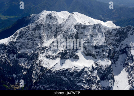 Riprese aeree, da un piccolo aereo, di secco di picco lato nord con neve recente, girato in una luminosa giornata di primavera nelle Orobie, Lombardia, Italia Foto Stock