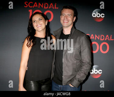 Marika Dominczyk e Scott Foley frequentando ABC "scandalo" 100th episodio celebrazione, nella Fig & Olive in West Hollywood, California. Dotato di: Marika Dominczyk, Scott Foley dove: West Hollywood, California, Stati Uniti quando: 08 Apr 2017 Credit: Nicky Nelson/WENN.com Foto Stock