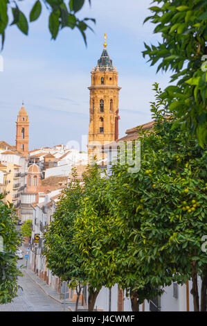 Antequera, il suo centro storico e le torri di San Agustín e San Sebastián chiese, provincia di Malaga, Andalusia, Spagna Foto Stock