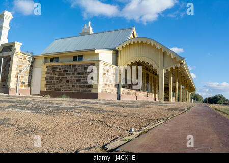 Burra stazione ferroviaria, Burra, South Australia, Australia - 4 Giugno 2016: la storica restaurata Burra Stazione ferroviaria visto dal lato. Foto Stock