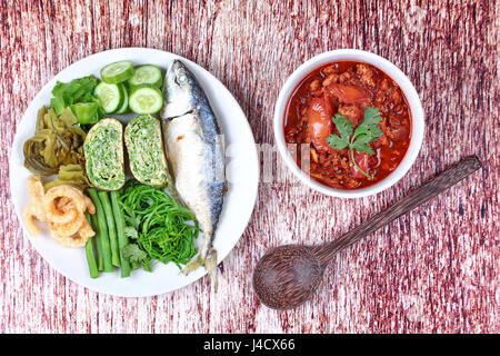 Carne piccante e pomodoro dip,Nam Prik Ongs in Thai,stile settentrionale di peperoncino e pomodoro dip ,con il lato piatto come sparato mackarels,fagiolo alato,cha,laminato omele cha Foto Stock