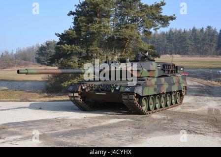 Leopard 2A6 battaglia principale serbatoio di Panzerbataillon 104 prima della distribuzione per la Lituania come parte dell'iniziativa NATO rafforzata presenza in avanti (eFP). La Bundeswehr distribuito sei Leopard 2A6 MBTs per supportare il tedesco ha guidato il gruppo di battaglia basato in Rukla. 16.02 | Utilizzo di tutto il mondo Foto Stock
