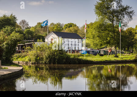Chirk Marina con narrowboats ormeggiati fino a noleggio barca la riparazione al rifornimento e al centro di manutenzione sul Llangollen canal nel Galles del Nord Foto Stock