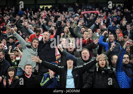 I fan di MIDDLESBROUGH CELEBRARE O Manchester City V MIDDLESBROUG Etihad Stadium Manchester Inghilterra 24 Gennaio 2015 Foto Stock