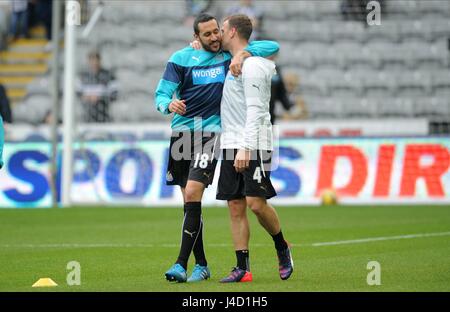 JONAS GUTIERREZ & RYAN TAYLOR Newcastle United FC V ASTON VI St James Park Newcastle Inghilterra 28 Febbraio 2015 Foto Stock