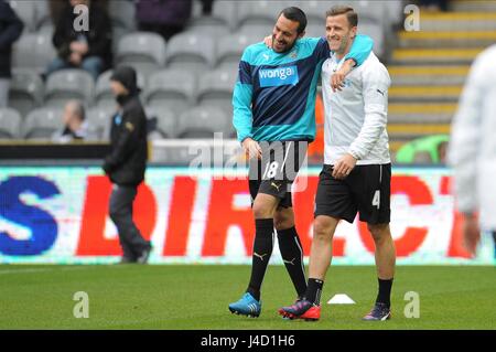 JONAS GUTIERREZ & RYAN TAYLOR Newcastle United FC V ASTON VI St James Park Newcastle Inghilterra 28 Febbraio 2015 Foto Stock