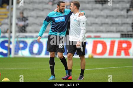 JONAS GUTIERREZ & RYAN TAYLOR Newcastle United FC V ASTON VI St James Park Newcastle Inghilterra 28 Febbraio 2015 Foto Stock