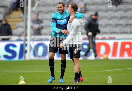 JONAS GUTIERREZ & RYAN TAYLOR Newcastle United FC V ASTON VI St James Park Newcastle Inghilterra 28 Febbraio 2015 Foto Stock