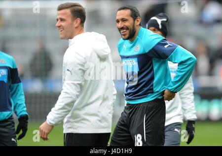 JONAS GUTIERREZ & RYAN TAYLOR Newcastle United FC V ASTON VI St James Park Newcastle Inghilterra 28 Febbraio 2015 Foto Stock