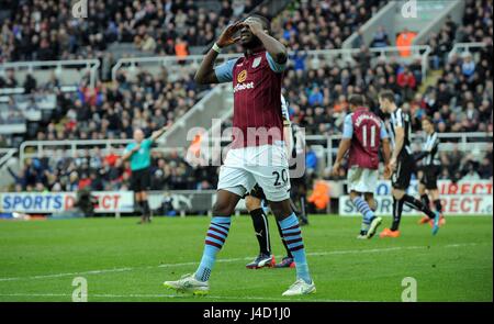 Cristiana punteggi BENTEKE ma ho il Newcastle United FC V ASTON VI St James Park Newcastle Inghilterra 28 Febbraio 2015 Foto Stock