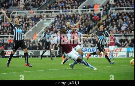 Cristiana punteggi BENTEKE ma ho il Newcastle United FC V ASTON VI St James Park Newcastle Inghilterra 28 Febbraio 2015 Foto Stock