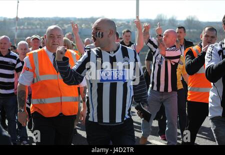 NEWCASTLE TIFOSI ARRIVANO A STADI SUNDERLAND FC V UNITÀ DI NEWCASTLE STADIO DELLA LUCE SUNDERLAND Inghilterra 05 aprile 2015 Foto Stock