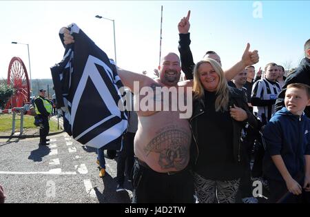 NEWCASTLE TIFOSI ARRIVANO A STADI SUNDERLAND FC V UNITÀ DI NEWCASTLE STADIO DELLA LUCE SUNDERLAND Inghilterra 05 aprile 2015 Foto Stock