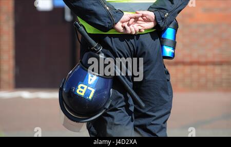 Polizia casco sfollagente Sunderland FC V SUNDERLAND FC V NEWCASTLE UTD STADIO DELLA LUCE SUNDERLAND Inghilterra 05 aprile 2015 Foto Stock