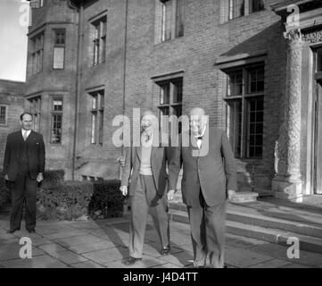 Sir Winston Churchill sembrava montare e allegra come egli ha celebrato il suo ottantatreesimo compleanno nel novembre 30th, 1957, presso la sua casa di campagna, Chartwell, vicino a Westerham, Kent, con il maresciallo di campo Viscount Montgomery come ospite. Foto Stock