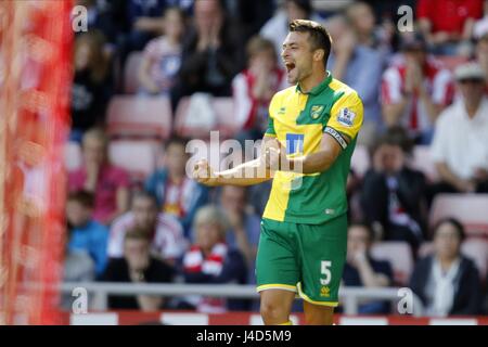 RUSSELL MARTIN CELEBRA IL TRAGUARDO SUNDERLAND FC V NORWICH CITY F STADIO DELLA LUCE SUNDERLAND INGHILTERRA 15 Agosto 2015 Foto Stock