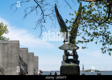 Aquila di bronzo e corona statua, East Coast War Memorial, Battery Park, New York City, Stati Uniti d'America Foto Stock