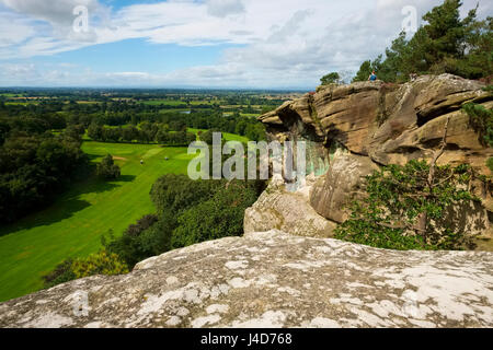 Affioramento di arenaria Hawkstone affacciato sul campo da Golf, visto da Hawkstone Park Follies, Shropshire, Inghilterra, Regno Unito Foto Stock