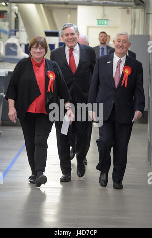 Ex primo ministro Gordon Brown arrivando all Università di Coventry con MP per Coventry North East, Colleen Fletcher e MP per Coventry North West Geoffrey Robinson dove egli ha pronunciato un discorso sul business e l'industria automobilistica. Foto Stock