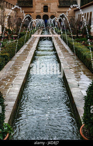 Piscina nel cortile e fontane, El Generalife, l'Alhambra di Granada, Spagna Foto Stock