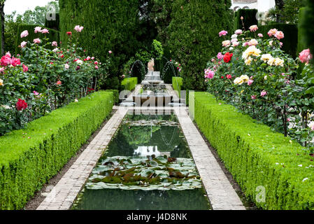 Piscine, giardini, El Generalife (residenza estiva), l'Alhambra di Granada, Spagna Foto Stock