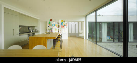 Vista della cucina che mostra di mobili e camere da letto allegata. Portmarnock House, Portmarnock, Irlanda. Architetto: Amanda osso architetto, 2010. Foto Stock