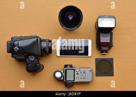 Attrezzatura fotografica Shot in Studio su sfondo marrone Foto Stock