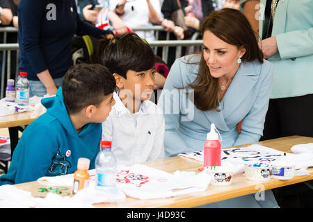 La Duchessa di Cambridge parla con i bambini come lei tours in bicicletta festival a tema in Place de la Clairefontaine Lussemburgo, durante una giornata di visite a Lussemburgo dove Lei sta partecipando a celebrazioni per il centocinquantesimo anniversario 1867 Trattato di Londra, che ha confermato l'indipendenza e neutralità. Foto Stock