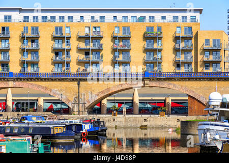 Waterside apartments e viadotto al bacino Limehouse Marina a Londra Foto Stock