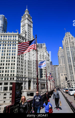 Chicago, bandiera americana di fronte a Wrigley Building, Chicago, Illinois, USA, America del Nord, Amerikanische Fahne vor Wrigley Building, Chicago, Illinoi Foto Stock