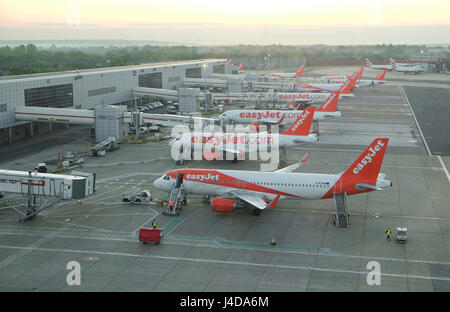 Aeromobili easyjet dell'aeroporto di Gatwick di Londra, Inghilterra Foto Stock