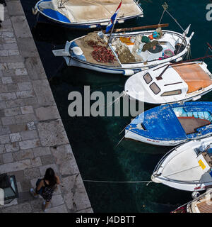 Piccole imbarcazioni schierate sulla banchina del porto di Dubrovnik Porto vecchio come una donna meraviglie da. Foto Stock