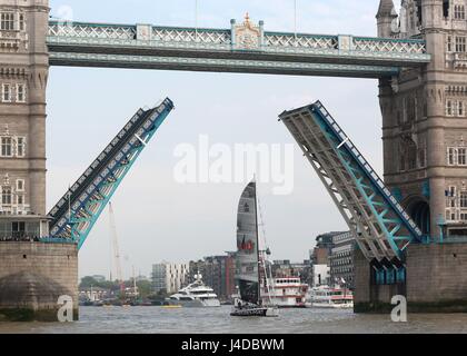 EDITORIALE USE ONLY solo Sailor, Ricardo Diniz salpa lo yacht Taylor325 attraverso Tower Bridge, che è stato rimosso in particolare, mentre ricrea la prima spedizione del Porto di Taylor a Londra in occasione del 325° anniversario dei marchi. Foto Stock