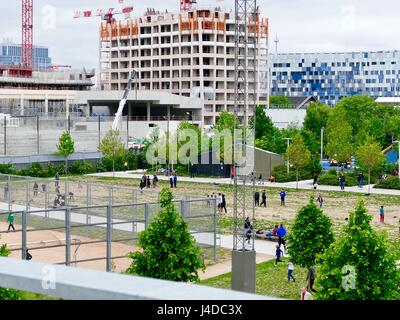 La crescita urbana intorno al Parco Martin Luther King nel Clichy-Batignolles quartiere eco. Parigi, Francia Foto Stock